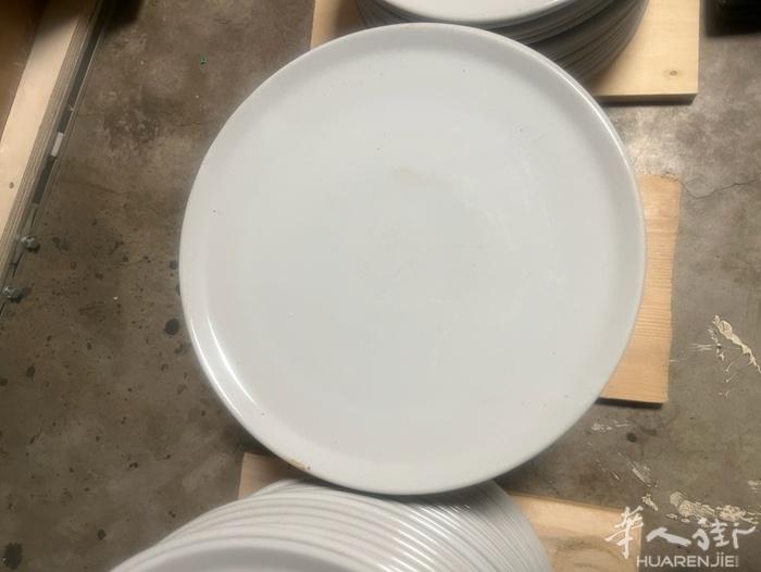 出售 大量pizza盘， 意餐盘和日餐 买多价格可商量， 可以过来自己挑选 有铁