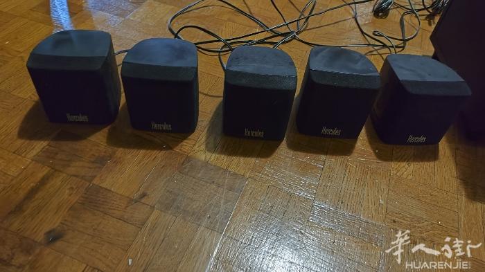 出售boss同款的5个小音箱。音质很好！需要的人请联系，适合做按摩店及美甲店使用