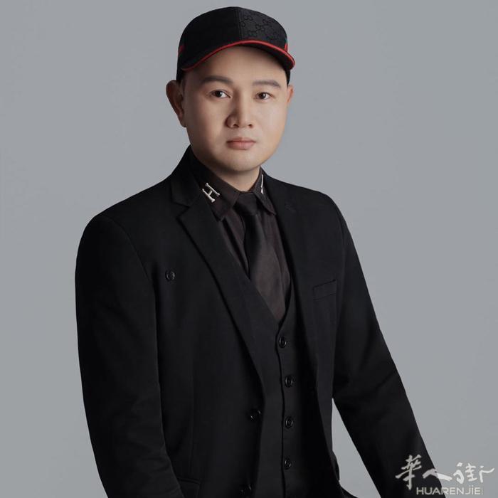 从事美业20多年，美发全能大师班毕业，擅长男士及儿童时尚雕刻，女生减龄发型及显白