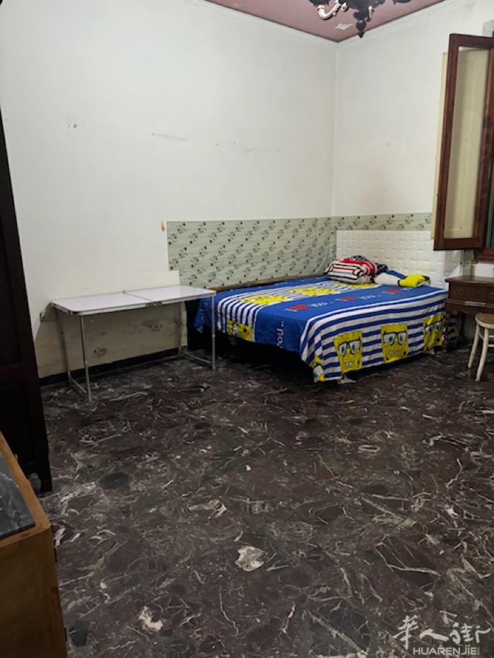 中国街pistoiese447号对面直进来  落地房大房间搭铺  有意者可以来