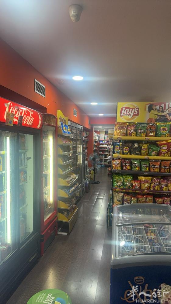 糖果店转让 位于guadalajara 市中心  附近酒吧街 对面大公园 人流量