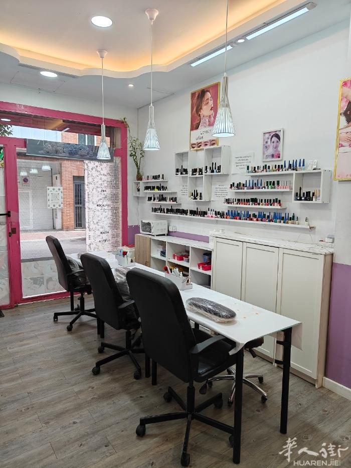 马德里3路地铁villaverde转让15年左右的美甲店，房租便宜，社区商圈完善