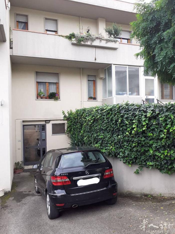 Poggio a Caiano市中心出售一套联排别墅有地窖和阁楼加一车位