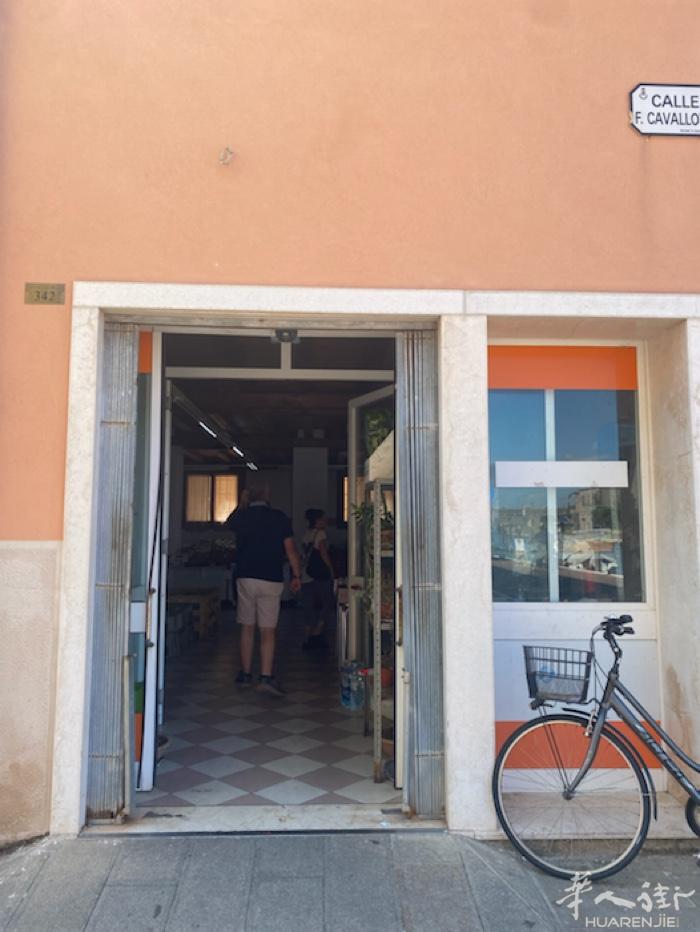 ￼Chioggia (VE), 市中心一家经营20年的水果店面积300平生意好，