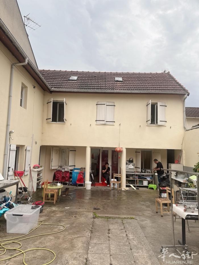 la courneuve离地铁口3分钟路程一个房间350，欧搭铺出租150欧一个