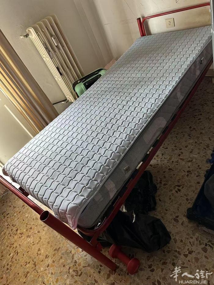 出 床架 床垫 三个单人床床垫 一个大床床垫全部免费自取 osmannoro
