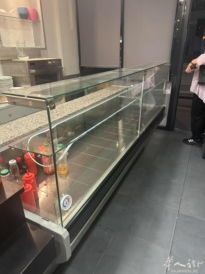 二手外卖柜一个2.5米长800欧元，60×60,1.20×1.20,桌子，椅20
