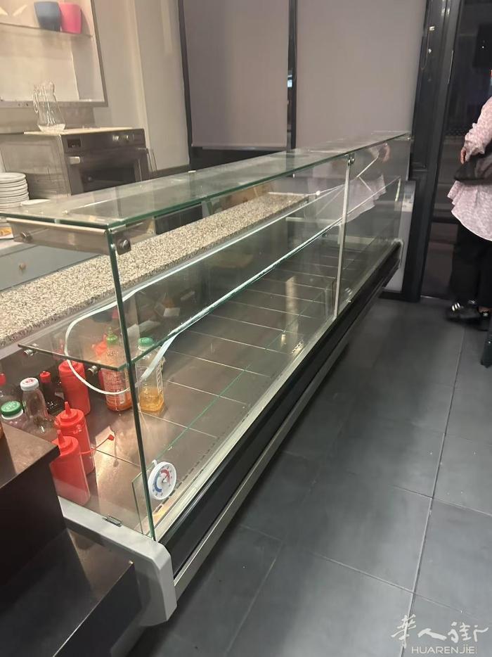 外卖店转让了，还剩下一些桌子椅子，外卖盒，打包机，外卖柜2.5米×0.90米，泰