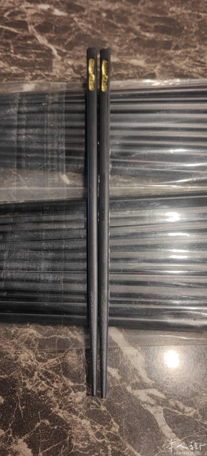 筷子低价出售量多，质量非常好，不过有字在筷子上，不
