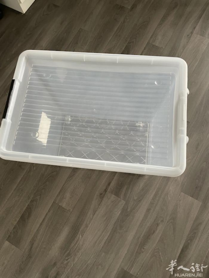 全新储物箱二个 共三十欧。