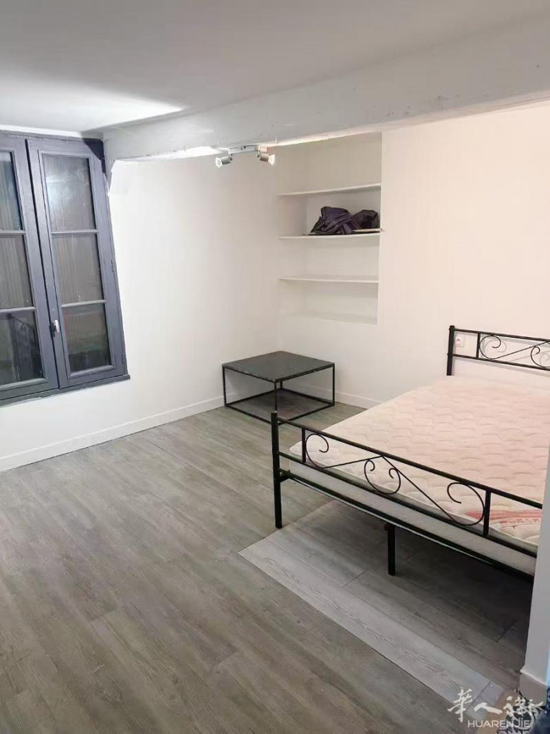 45省奥尔良出租独立studio，奥尔良近市中心，近tram A线de gaulle 站，近tram B线croix morin 站和madeleine 站。二十多平studio出租，房租600欧，包水电网，可以马上入住，联系电话 0652107725