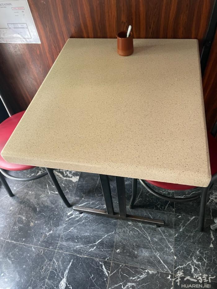 餐馆转让，出售桌椅，鱼生柜。有意者请联系0616755844