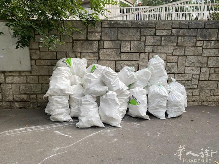 13巴黎冻品路边已经打包好25袋石膏板（拆墙拆的），找垃圾车装车并处理