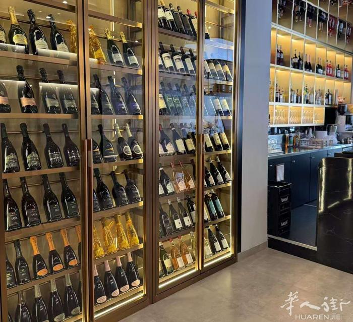 布雷西亚Yohoo小酒馆招跑堂，调酒师一名，男女不限  电话：389216630