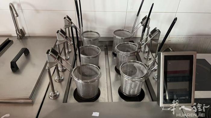 出售二手拉面餐馆设备，八成新，价格电话联系