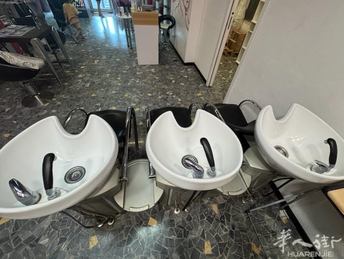 理发店关门一口价全部搬走