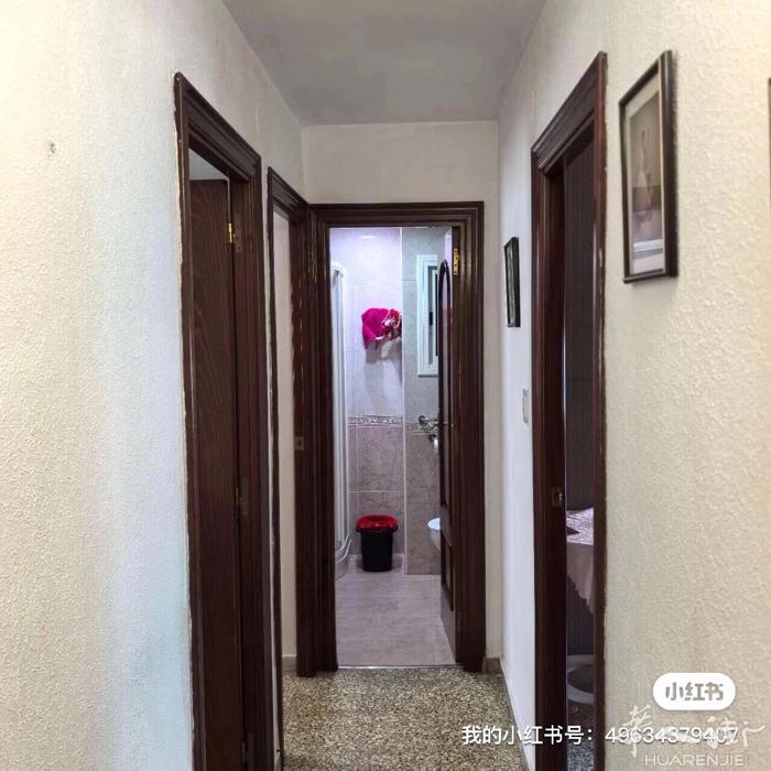 L2号线SantAdria地铁站：双人床大房间，室内环境整洁干净，住家人少安静，