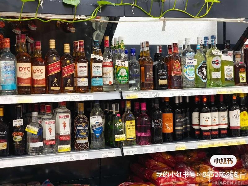 Huelva 食品店转让，面积280平米，十年老店！ 营业额稳定，因个人原因割爱转让。可随时看生意。