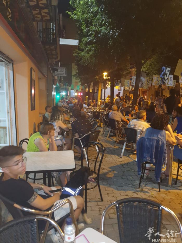 酒吧，巴塞罗那郊区，小镇Esparreguera, 市政府对面， 超级忙，刚刚签