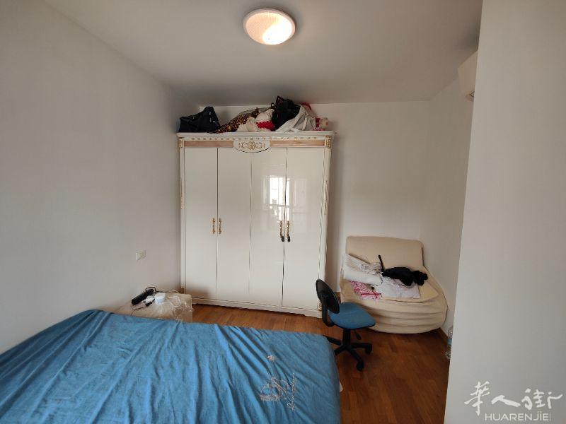 ✅PASSANTE LANCETTI地铁站3min 大房间 900 小房间 800✅正规合同 私聊 即刻起租，长租优先，押二付一，包物业暖气水✅三房，配备家具✅地址via lancetti，91/92/2路 都在楼下，交通方便 小区不靠主路，安静干净绿化好。有门卫收快递 超市 Tabacchi bar麦当劳 中餐西餐 家乐福 esselunga 洗衣店应有尽有✅要求：讲卫生，不扰民，不接受破坏性宠物。看房提前约