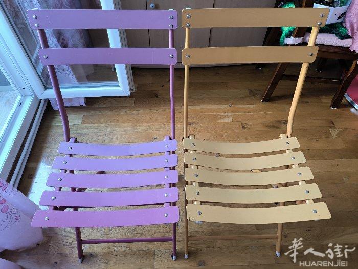 出2个折叠椅