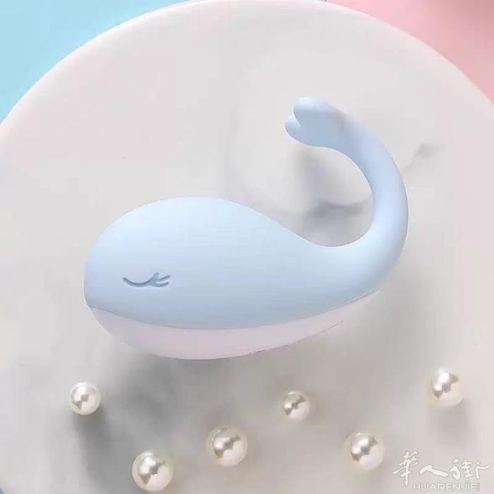 今晚，她拆开一个盲盒，   发现了一只悄悄震动的鲸鱼🐳   还有一件他选的蕾丝