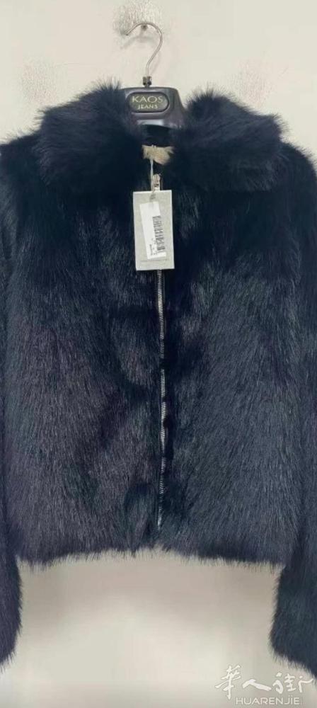 夫妻2人找做毛毛衣服的工厂，或者西装服，或者假皮之类的衣服。有需要的老板联糸我们
