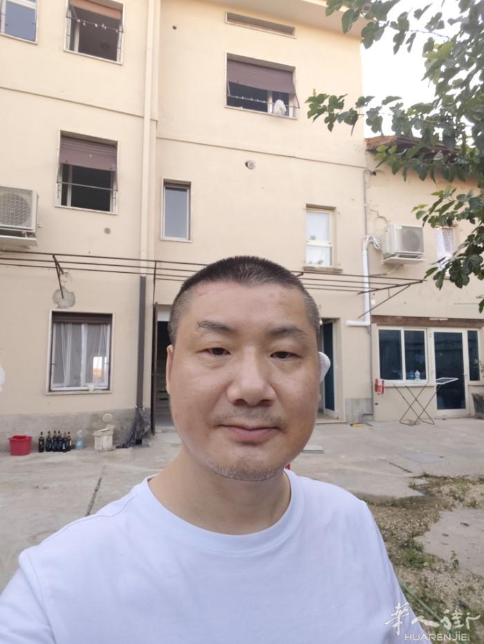 本人男，姓陈 ， 80年出生， 浙江温州文成人现在单身，寻找做服装女伴。和有意向