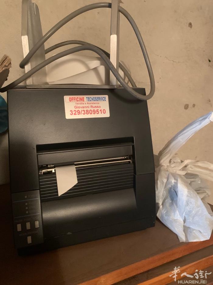 打成分机 二手出100€ 模特架，大人，小孩都有，一个 25€，打电话联系