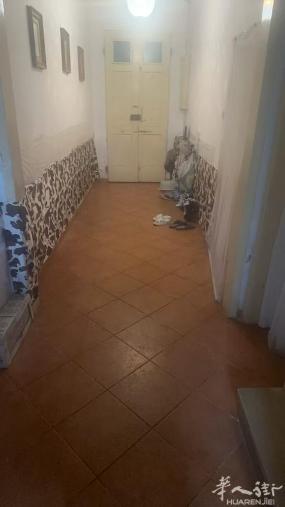 iolo落地房住家转让 3个大房间1个小房间，阁楼可以分成2个中房间，有2个厕所