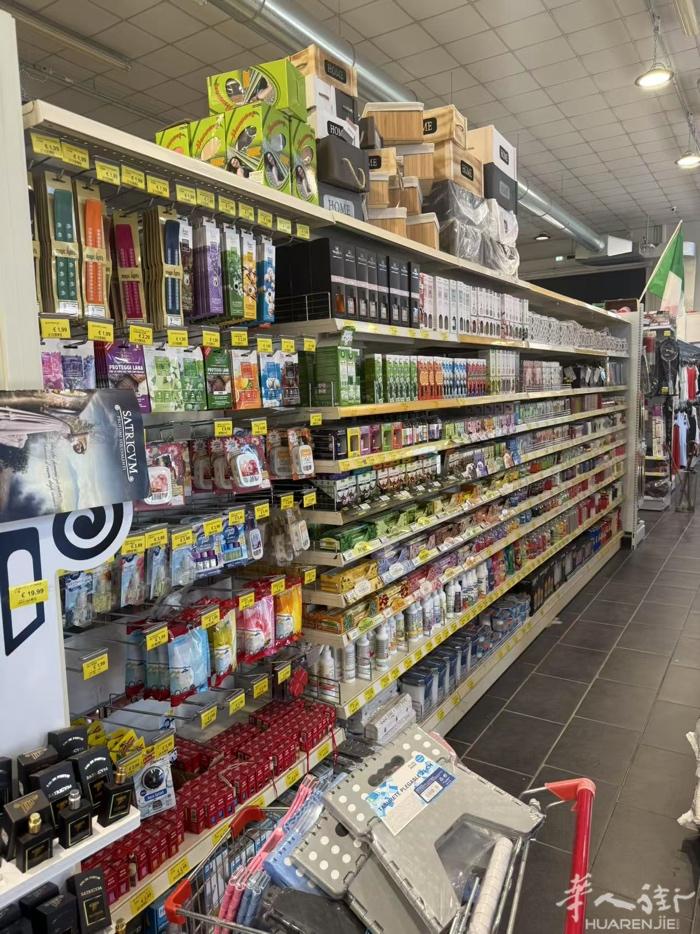 出800平 百货店 所有的货跟zaf货架 要改餐馆。适合开新店的朋友 打包搬走就