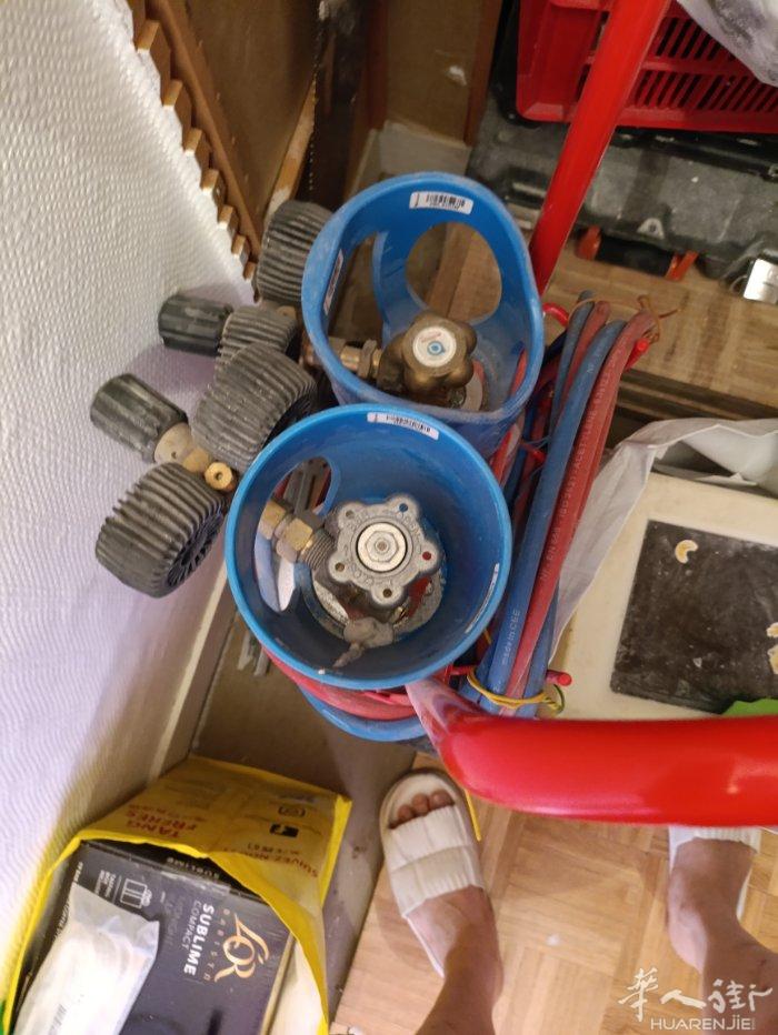 这套焊水管的工具元介 800 欧元八成新 现在要卖 500 欧元 还有吉他的工具