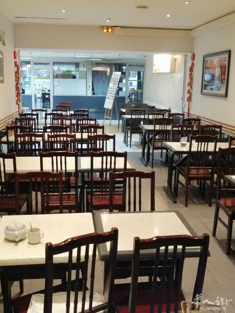巴黎十三区中心位巴黎士多楼上oslo商业中心里一亚州餐厅因退休极低价出让，本人已营十二年现在只开五天半有七十座位，厨房设备齐全，大烟筒租金包括什费冷暖空调冷水共2689€极其便宜。月报约二万，便宜出让168000万年报每年都赚钱可改做任何餐种或者甜品店。有意者请致电若无接电话请留言，參观請预约谢谢