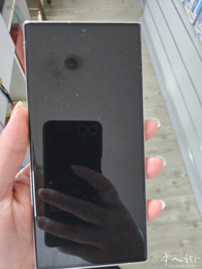 三星S23 UTLRA 256GB（图三） 边角有一点点磕碰 ，有触摸笔但不是原