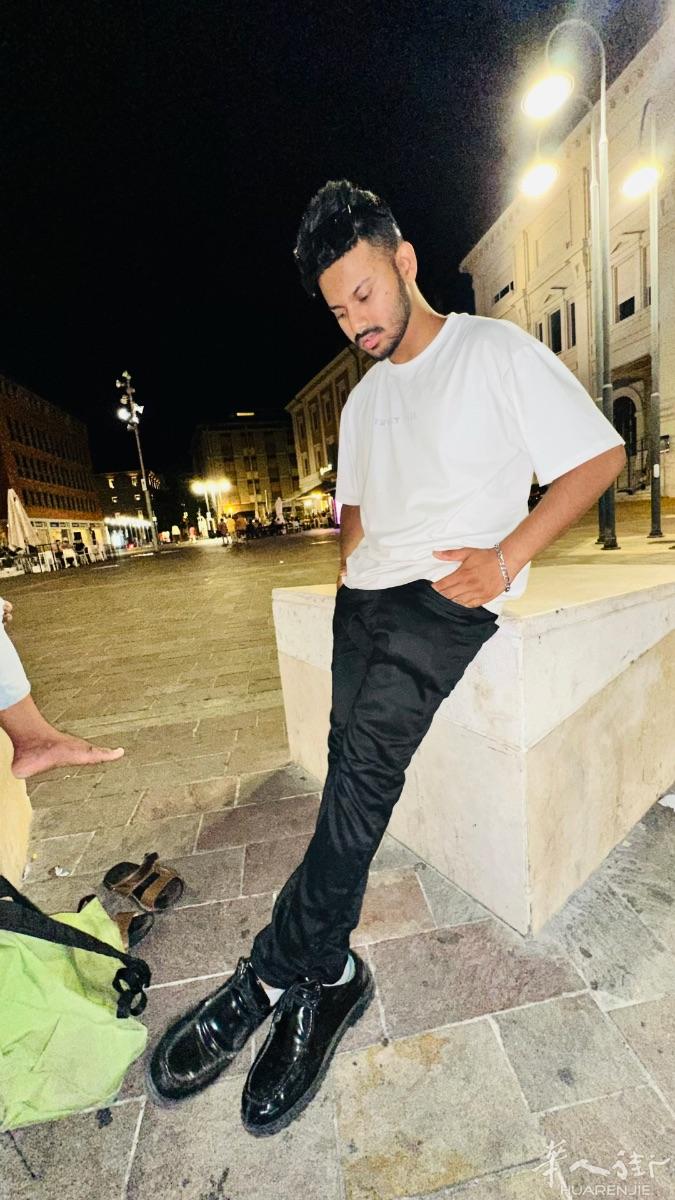 Salve Sono Un Ragazzo di 21 Anni origine del Bangladesh , ma sono cresciuto in Italia , Cerco Lavoro Come barista/ cameriere ho 3/4 anni di esperienza nei ristoranti cinesi , sono disponibile da subito