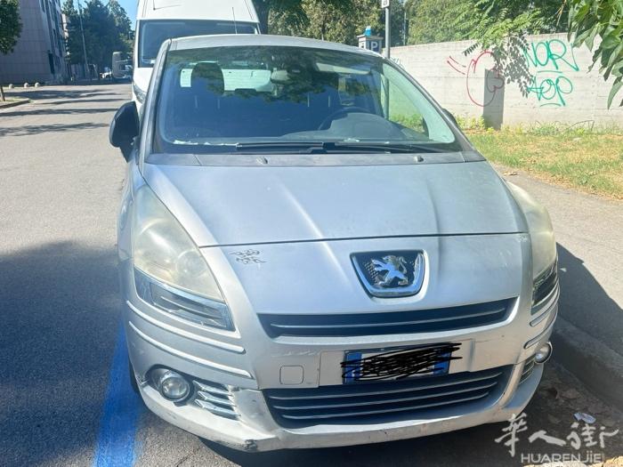 800欧出七座 2010年 21600km benzina 手挡 ，都能开 就是