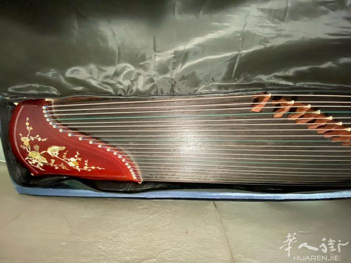 出全新的古筝一台