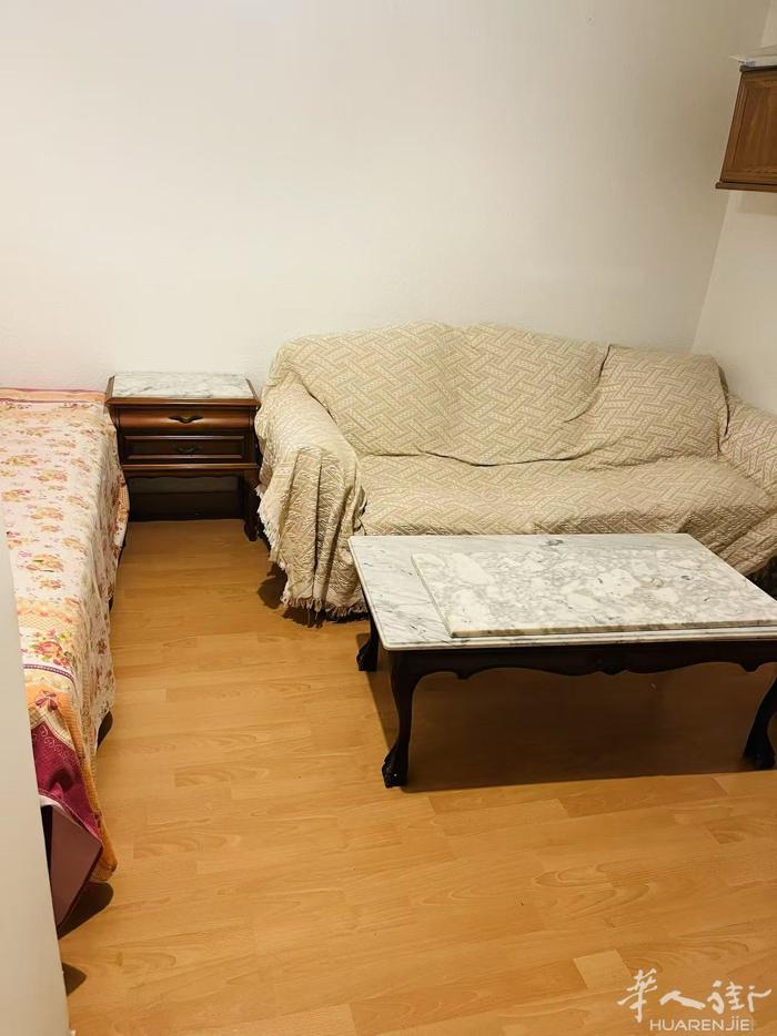 usera地铁三分钟房东直租可放两张床的大单身公寓650，可住2-3人，长租可以