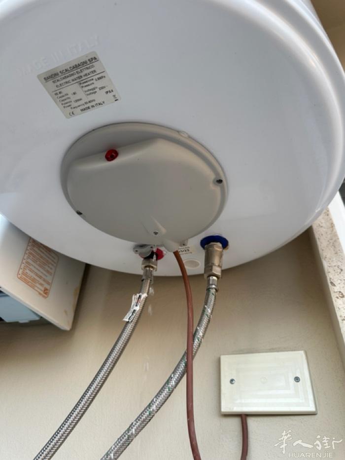 紧急求救！家里电热水器漏水！怎么办？有没有哪位师傅有空？在佛罗伦萨。一开始在进水