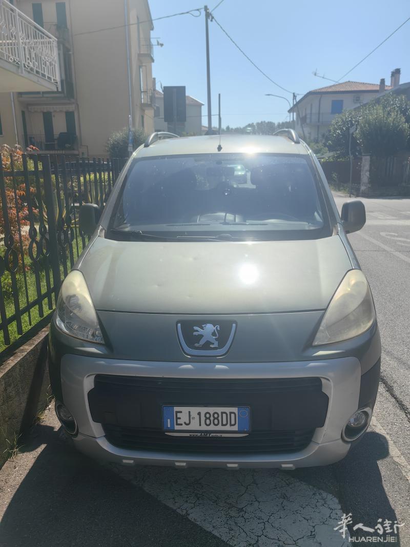 标致308SW旅行车，外观成色不错。车况良好，发动