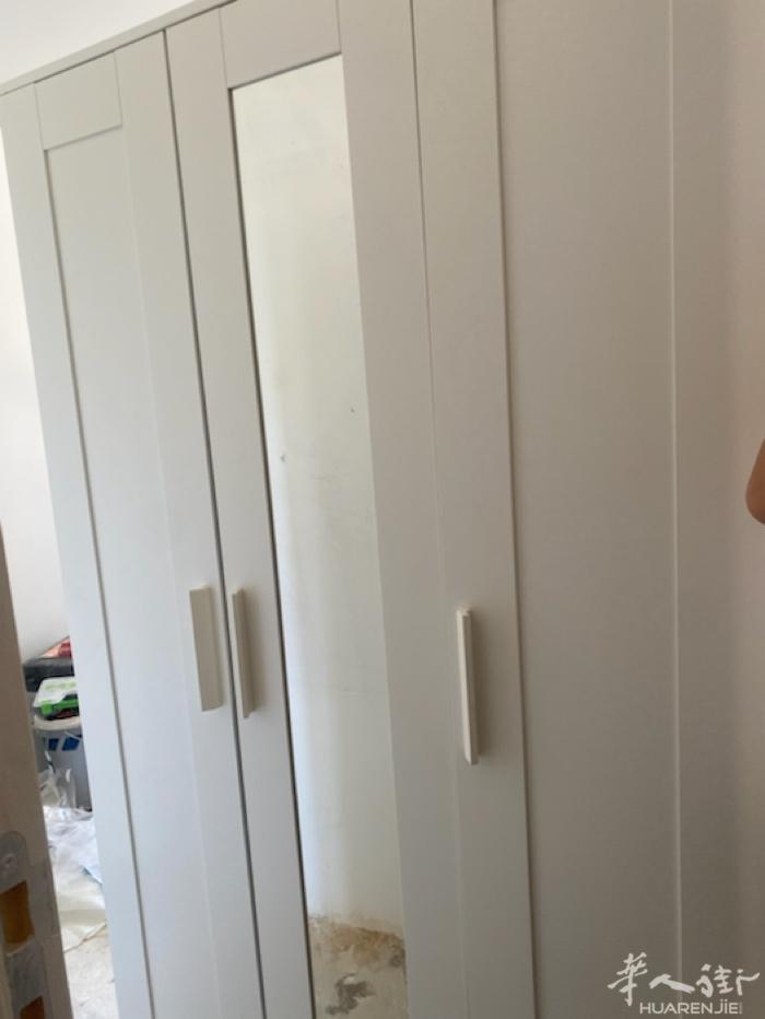 家里装修出闲置一个衣柜，三开门，9成新，小巴黎可以送货。150欧！