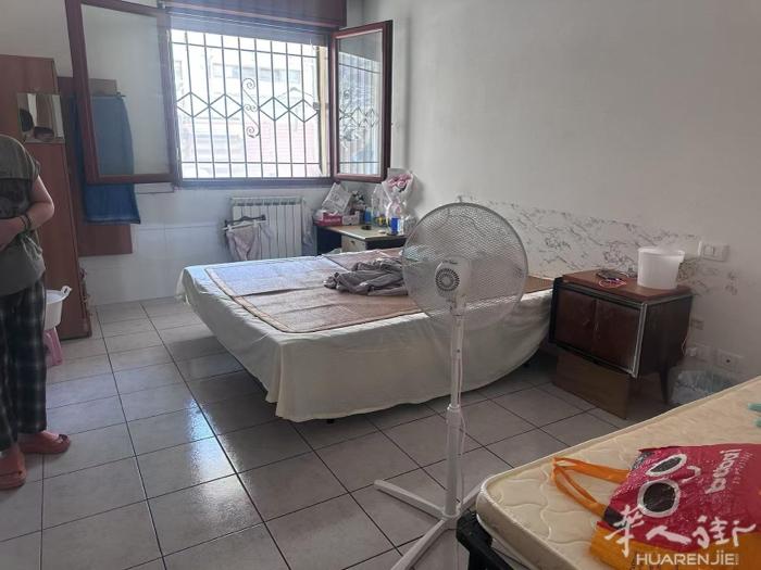 prato中国街五美饭庄有大房间搭铺（没烧）
