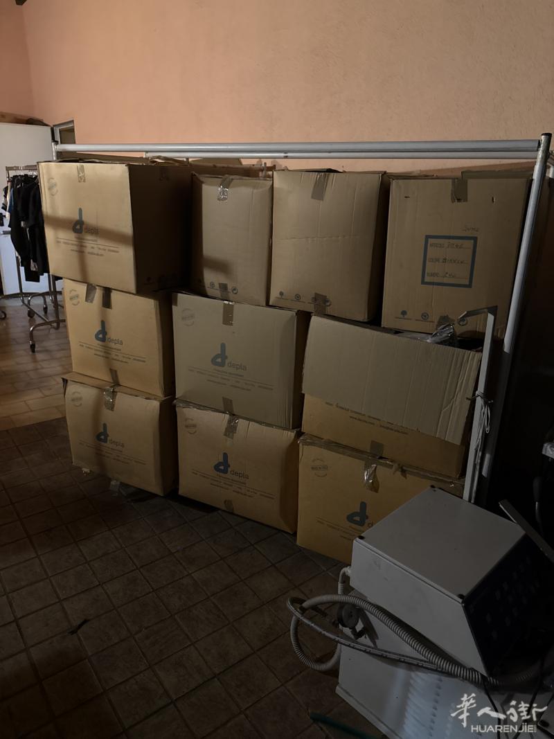 有没有老板要衣架搬走不要钱20来箱32913322