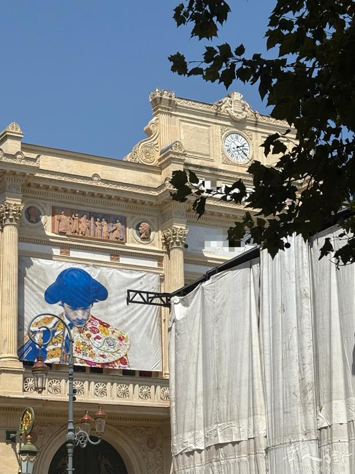 欢迎朋友们来南法旅游，找我预订民宿，城堡房间，这边斗牛节要开始啦，大街小巷可热闹