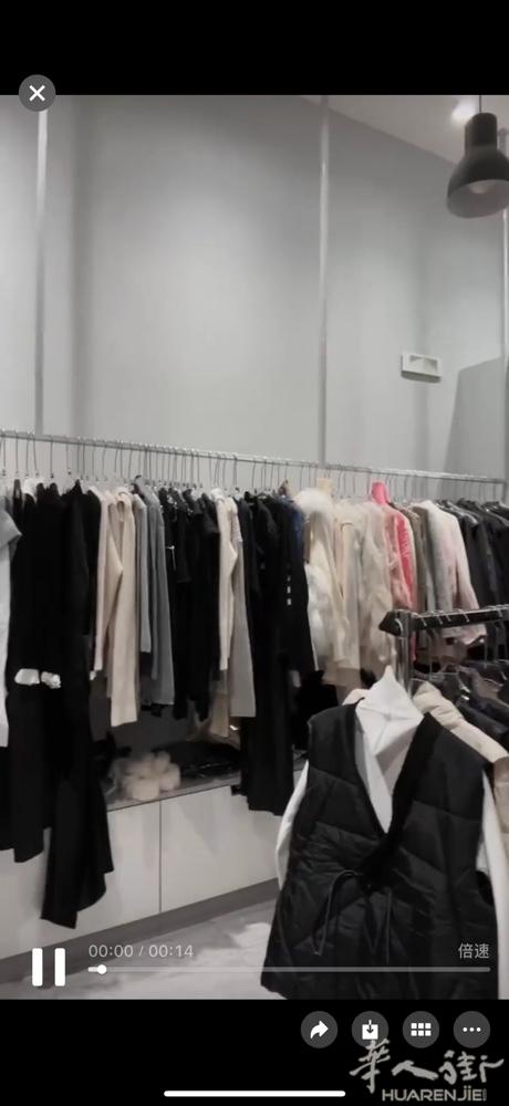 因服装店不开了，还剩下很多衣服，有童装和大人时尚服饰，已打包好在仓库，可一次性打