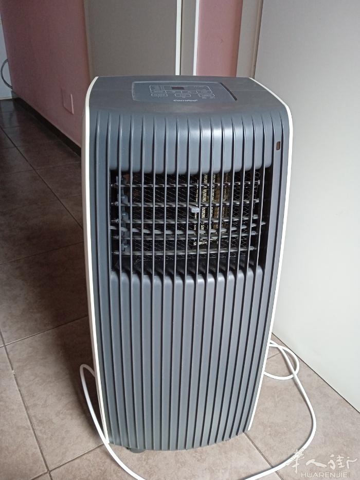全新移动冷暖空调一枚，夏天冷风冬天暖气。现时商场价500€，有需要的朋友拿走，米