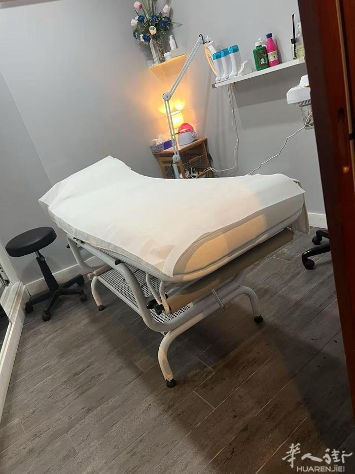 有一张多余二手￼的￼按摩床￼出售基本上的九成新价格50欧 有意者过来自己取！￼有