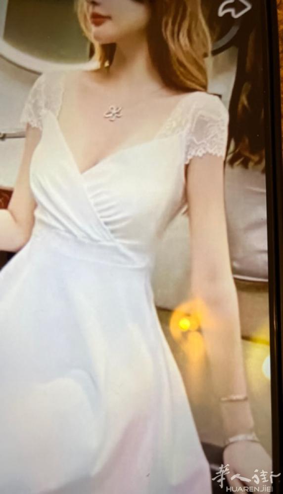 两件白色裙子，50欧元两件。