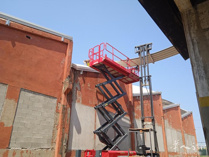 招装修杂工 在屋顶上施工米兰靠近certosa