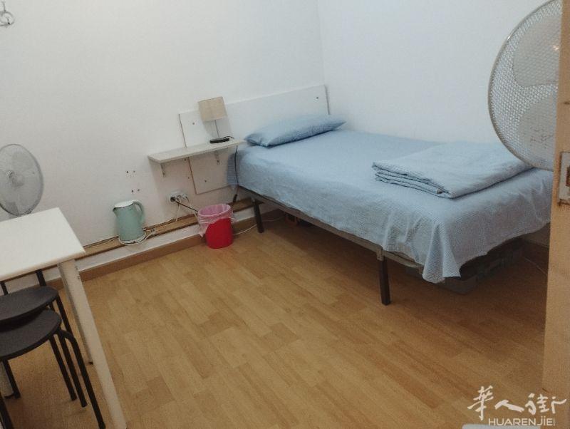 巴塞罗那阳光旅馆位于市中心，离地铁口4分钟，交通四通八达。本店设有:钟点房，单人间，多人间，夫妻间带独立卫生间，短期出租，也可日租。微信：yangguang10247电话699590400